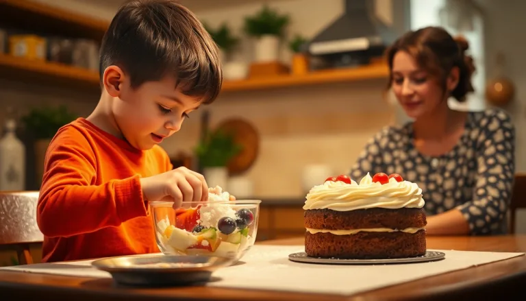 Enfant fier présentant un gâteau à sa mère émue